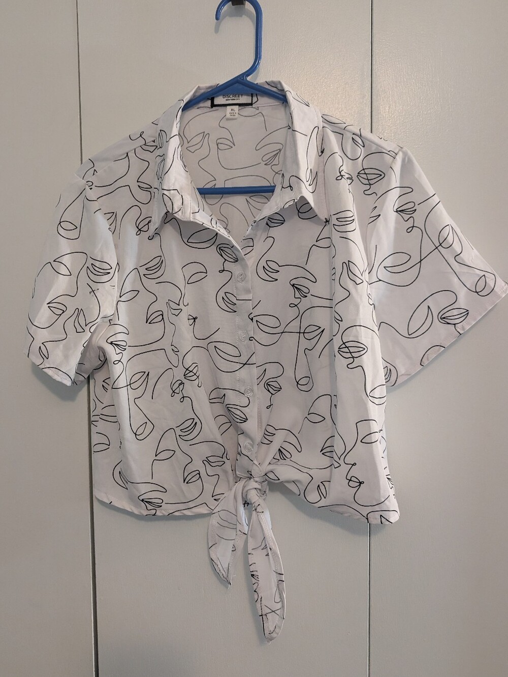 Discreet New York City Tie-Front Button Down White Blouse Black Abstract Line